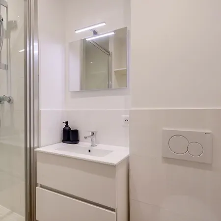 Апартаменты Lovely In Chartrons With Terrace Бордо